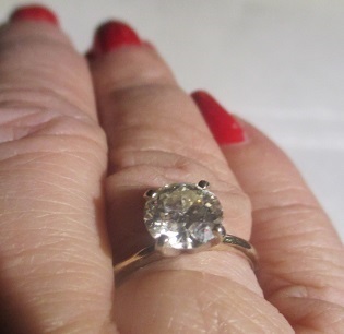 M860M My favorite diamond ring 1.65 cts year 2000 Takst-Valuation USD 12 375. N.Kr 100900